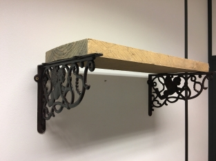 1 Mooie schapdrager-hanger, gietijzer rust-bruin